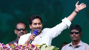 మహిళలకు ఉచిత బస్సు ప్రయాణం - జగన్ ఎన్నికల వరాలు, నేడే..!!