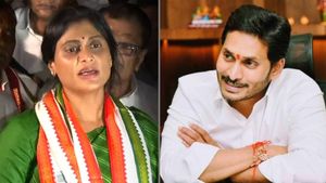 అటు జగన్, ఇటు షర్మిల - ఇక ఇద్దరూ జనంలోనే : గేమ్ షురూ..!!!