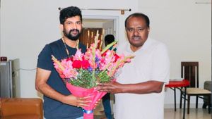 మాజీ సీఎం కాళ్లు పట్టుకున్న సింహాం, ఈసారి టిక్కెట్ ఇప్పించండి మహాప్రభో, ఒకేఒక్క చాన్స్ ! 