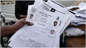 ప్రభుత్వ నిర్లక్ష్యానికి పరాకాష్ఠ: హైదరాబాద్ నడిరోడ్డుపై చెల్లాచెదురుగా ప్రజా పాలన దరఖాస్తులు