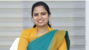 విడదల రజని పై టీడీపీ అభ్యర్దిగా బరిలోకి మాజీ మహిళా ఐఏఎస్..!?