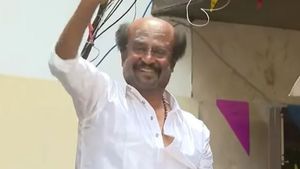 సూపర్ స్టార్ ఫ్యాన్స్ మీద చిందులు వేసిన మహిళ, వీళ్లకు పనిపాట లేదా, పొంగల్ రోజు ఈ ఖర్మ ?