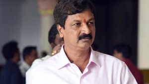 పొలిటికల్ పంచ్, నిన్న రాసలీల కేసు, నేడు బ్యాంకులో ?, రూ. వందల కోట్ల కేసు సీఐడీకి! 