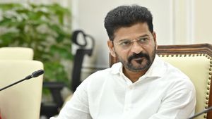 ఢిల్లీకి పయనమైన సీఎం రేవంత్ రెడ్డి: వాటిపైనే కీలక చర్చ