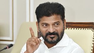 జగన్‌పై రేవంత్ తొలి `ఆరోపణ`: షర్మిలతో భేటీ తరువాత మారిన స్వరం
