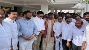  కాంగ్రెస్ నేతలతో ఈటల రాజేందర్ ఫొటో: పార్టీ మార్పుపై క్లారిటీ