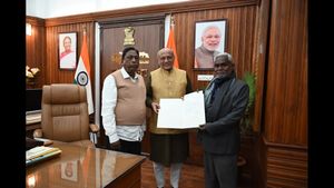 నేడే జార్ఖండ్ సీఎంగా చంపై సోరెన్ ప్రమాణం: హైదరాబాద్‌కు జేఎంఎం, కాంగ్రెస్ ఎమ్మెల్యేలు