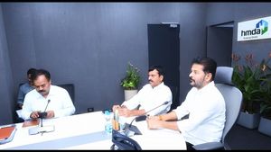 హైదరాబాద్‌పై ఫోకస్ పెట్టిన సీఎం రేవంత్: ఇంటికి పోతారంటూ వారికి హెచ్చరికలు