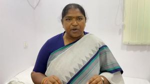 ప్రజాభవన్ వద్ద మంత్రి సీతక్క కారును అడ్డగించి వ్యక్తి హల్చల్