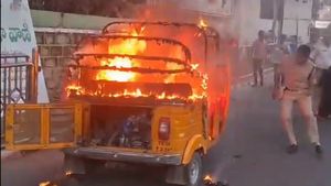  బస్సుల్లో ఉచిత ప్రయాణం దెబ్బ: రేవంత్‌కు సెగ: ప్రజాభవన్ వద్ద ఆటోను తగులబెట్టిన డ్రైవర్
