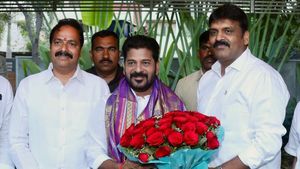 రేవంత్ రెడ్డిని కలిసిన మాజీ మేయర్ బొంతు రామ్మోహన్: బీఆర్ఎస్‌కు షాకిస్తారా?