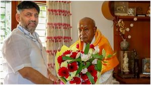 మోదీ, అమిత్ షా మరో స్కెచ్, ట్రబుల్ షూటర్ కు నిజంగానే ట్రబుల్, అల్లుడుగారు ఎంట్రీతో షాక్ ! 