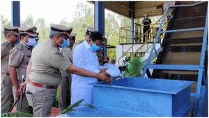 దెబ్బకు దెయ్యం దిగాలంటే ఆపని చెయ్యలి, ప్రత్యర్థి పార్టీ రూల్స్ పాటిస్తున్న హోమ్ మంత్రి ! 