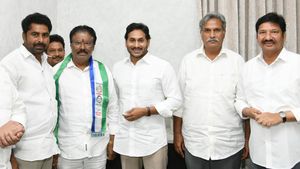  విజయవాడలో టీడీపీ ఖాళీ: వైసీపీలో చేరిన మరో సీనియర్