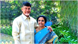 భువనేశ్వరికి చీర తీసుకొచ్చిన చంద్రబాబు