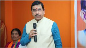 సీఎం నిర్లక్షం వలనే 100 మందికి బెయిల్ వచ్చింది, ఫలితం అనుభవిస్తారు, కేంద్ర మంత్రి ఫైర్ ! 