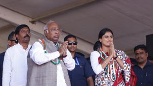 ఏపీ ఓటర్లకు కాంగ్రెస్ తొలి గ్యారెంటీ -ఇంటింటికీ నెలకు 5 వేలు- జగన్ పై షర్మిల ఫైర్.. 