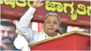 సీఎంకు రూ 10 వేలు ఫైన్ వేసిన కోర్టు, సీఎంతో సహా నాయకులకు సమన్లు, విచారణకు రండి ! 