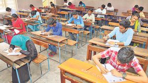 విద్యార్థులకు అలర్ట్: తెలంగాణ ఇంటర్ పరీక్షల హాల్‌టికెట్లు డౌన్‌లోడ్ చేసుకోండిలా    