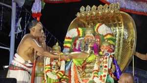TTD: పెద్దశేష వాహనంపై వైకుంటనాథుడి అలంకారంలో శ్రీకల్యాణ వెంకటేశ్వరస్వామి 