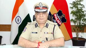 కేసీఆర్ ప్రభుత్వంలో కీలక అధికారి ప్రణీత్ రావుపై వేటు: మరో 47 మంది డీఎస్పీల బదిలీ