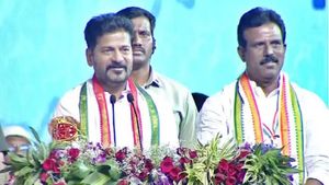 మోడీపై గౌరవం చూపిస్తూనే విమర్శలు: కేసీఆర్, కేటీఆర్, హరీశ్‌పై నిప్పులు చెరిగిన రేవంత్