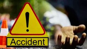 నంద్యాల జిల్లాలో ఘోర రోడ్డుప్రమాదం: తిరుమల వెంకన్న దర్శనానికి వెళ్ళొస్తూ.. ఐదుగురు హైదరాబాదీలు దుర్మరణం!!