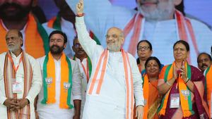 ఆ మూడు పార్టీలు ఒక్కటే: అమిత్ షా, భాగ్యలక్ష్మి అమ్మవారికి ప్రత్యేక పూజలు