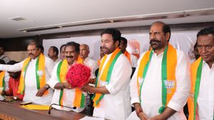 బీజేపీలో చేరిన బీఆర్ఎస్ మాజీ ఎమ్మెల్యే ఆరూరి రమేష్: వరంగల్ నుంచి పోటీకి ఛాన్స్
