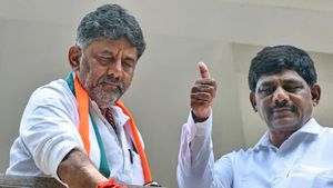 మొత్తం ఖాళీ చెయ్యాలని డీకే బ్రదర్స్ ప్లాన్, మాజీ ప్రధాని, మాజీ సీఎంకు చెక్? 