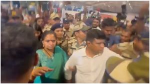 ఢిల్లీకి కవిత తరలింపు: విమానాశ్రయం వద్ద లాఠీఛార్జ్ 