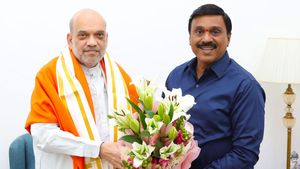 బీజేపీలోకి గాలి జనార్దన్ రెడ్డి?, అమిత్ షాతో భేటీ అందుకేనా, రెడ్డి దెబ్బకు కాంగ్రెస్ అడ్రస్ గల్లంతు! 