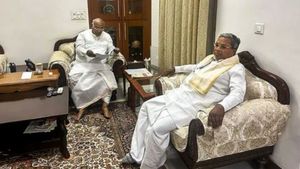  హాట్ న్యూస్, సీఎం ఇంటికి వాటర్ కట్, వాటర్ ప్రాబ్లమ్ తో ట్యాంకర్లతో నీళ్లు సరఫరా, దెబ్బతో ! 