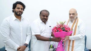 మాజీ సీఎం చెవిలో బాంబు పేల్చిన హోం మంత్రి అమిత్ షా, హీరో విషయంలో జాగ్రతగా చూసుకోండి! 