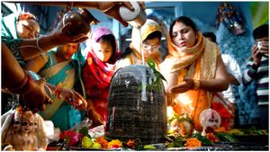 Mahashivaratri: భక్తులతో రద్దీగా మారిన ఆలయాలు..