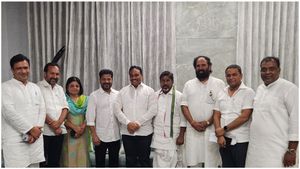 రేవంత్ రెడ్డితో బీఆర్ఎస్ ఎమ్మెల్యే దానం నాగేందర్: కాంగ్రెస్‌లో చేరిక?
