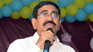 నెల్లూరు టీడీపీ నేతల ఇళ్లలో పోలీసుల సోదాలు-వైసీపీ నేతల చేరికల వేళ షాకింగ్..!