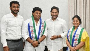 జగన్‌కు జైకొట్టిన విశాఖ టీడీపీ కీలక నేత: ఆ సీట్లపై పట్టు సాధించిన వైసీపీ