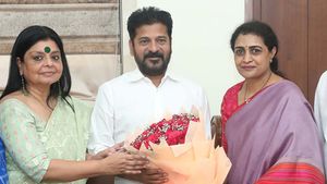 Revanth Reddy: సీఎం రేవంత్ రెడ్డిని కలిసిన నందమూరి సుహాసిని.. 