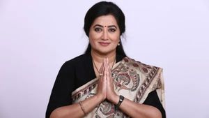  క్లైమాక్స్ లో గోడ మీద దీపం పెట్టిన ఎంపీ సుమలత, తేల్చుకోలేకపోతున్న మాజీ సీఎం! 