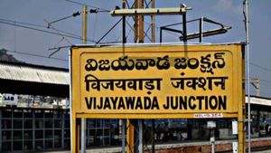 విజయవాడ, విశాఖ వెళ్లే రైల్వే ప్రయాణికులకు గుడ్ న్యూస్..!