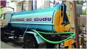 నిలబడి నీళ్లు పట్టిస్తున్న అధికారులు, ఐటీ హబ్ లో లోక్ సభ ఎన్నికల ఎఫెక్ట్, ప్రజలు మాత్రం !  