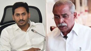 వివేకా హత్యపై మౌనం వీడిన జగన్: ఎవరు చంపారో తెలుసు