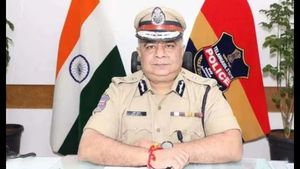 డీజీపీ రవి గుప్తాకు సింగపూర్ ఎయిర్ లైన్స్ రూ. 2 లక్షల నష్ట పరిహారం: ఎందుకంటే?