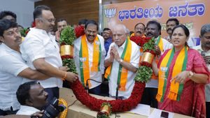 అధికార పార్టీకి షాక్ ఇచ్చిన ‘అఖండ’, దెబ్బకు ప్రతిపక్షంతో చేతులు కలిపిన మాస్ లీడర్ ! 