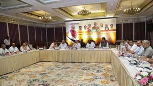 చాణుక్యుడి ఎంట్రీతో హీట్ పెరిగిపోయింది, ఆ నాయకులు, గాలి జనార్దన్ రెడ్డికి నో ఎంట్రీ!