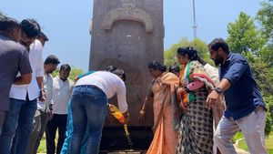 హరీష్ రావు వచ్చి వెళ్లాడని అమరవీరుల స్థూపానికి పసుపు నీళ్లతో శుద్ధి 
