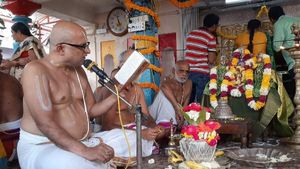 చిలుకూరు బాలాజీ ఆలయానికి గరుడ ప్రసాదం కోసం భక్తుల రష్.. అసలేమిటీ గరుడ ప్రసాదం?