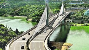 Cable Bridge: అర్ధరాత్రి దుర్గం చెరువు కేబుల్ బ్రిడ్జిపై దారుణం.. 