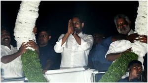 వాలంటీర్లకు జగన్ తాజా హామీ - గుండెల్లో రైళ్లు...!!